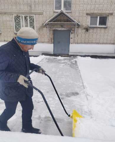 Уборка весеннего снега