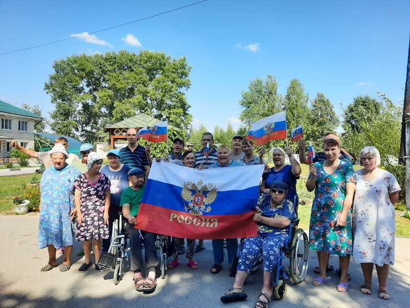 Познавательная программа ко дню государственного флага РФ «Овеянный славой Российский флаг».